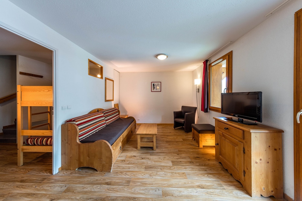1 bedroom apartment with sleeping alcove for six photo 3