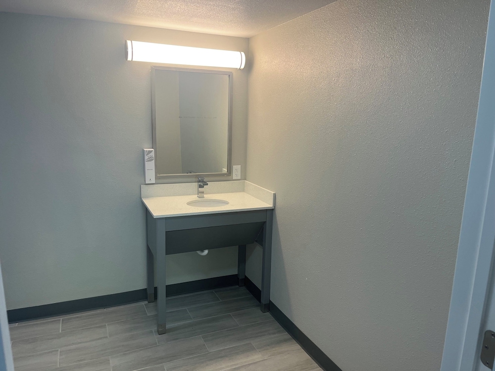 Studio, 1 King Bed, Accessible, Non Smoking (Walk-In Shower)