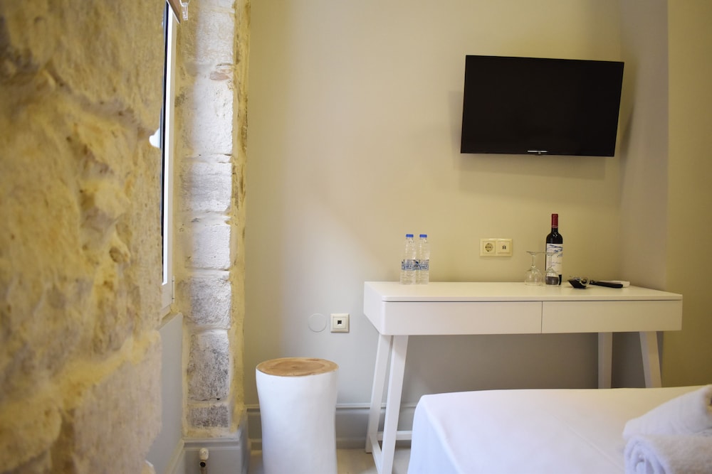 Basic Double Room, 1 Bedroom, City View (B5) photo 3