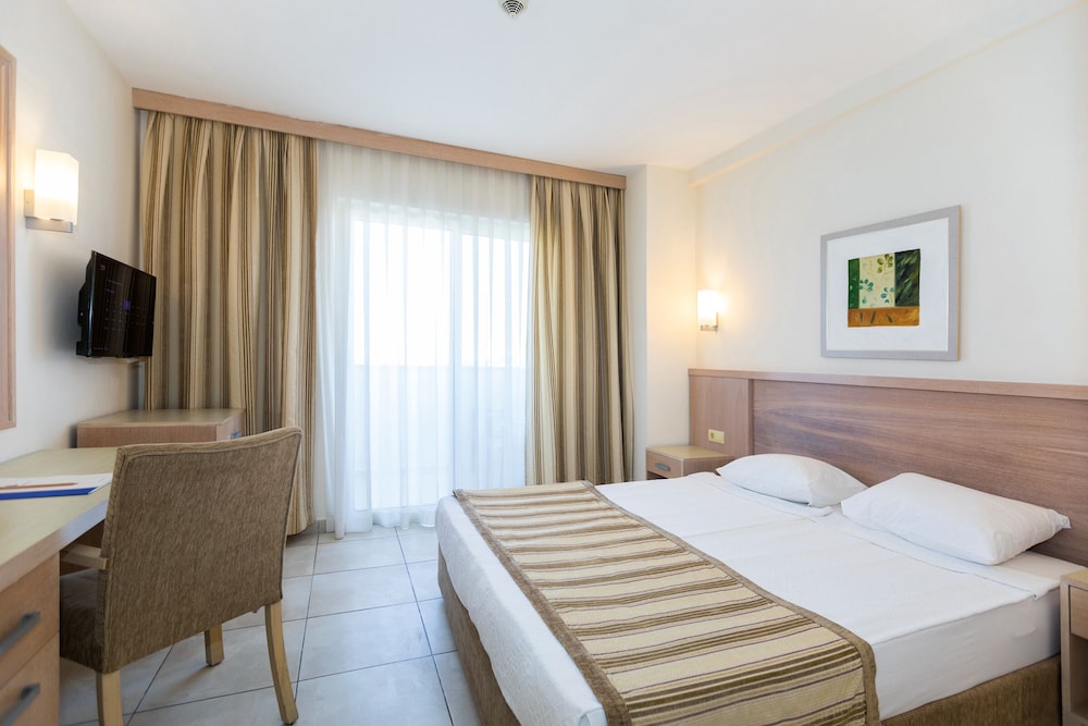 Standard Room, Non Smoking, Partial Sea View