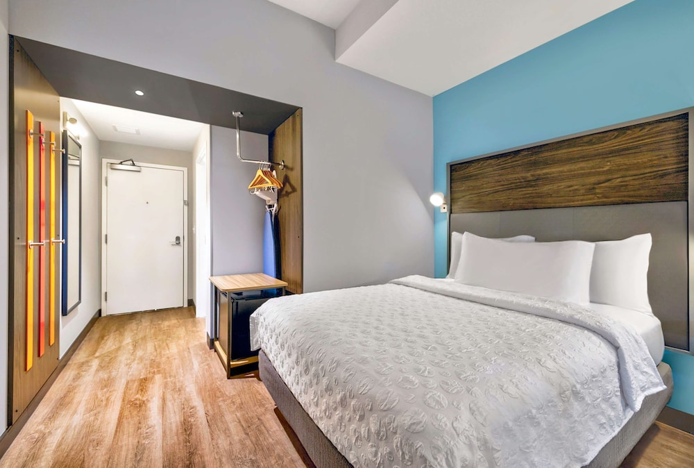 Room, 1 King Bed, Accessible (Mobility & Hearing, Roll-In Shower) - Photo 9