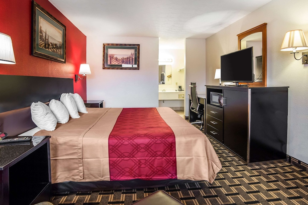 Standard Room, 1 King Bed, Non Smoking photo 2