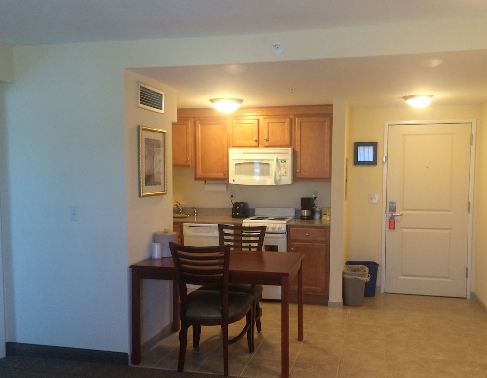 Deluxe Suite, 1 Queen Bed, Non Smoking, Kitchenette - Photo 3