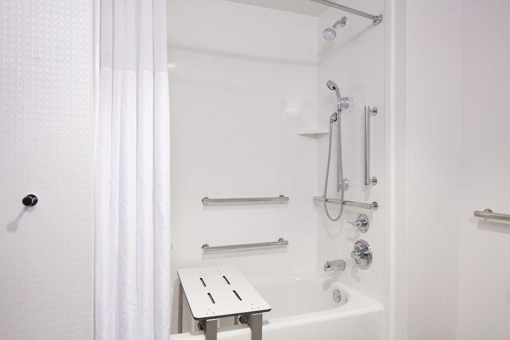 Room, 1 King Bed, Accessible, Bathtub photo 3
