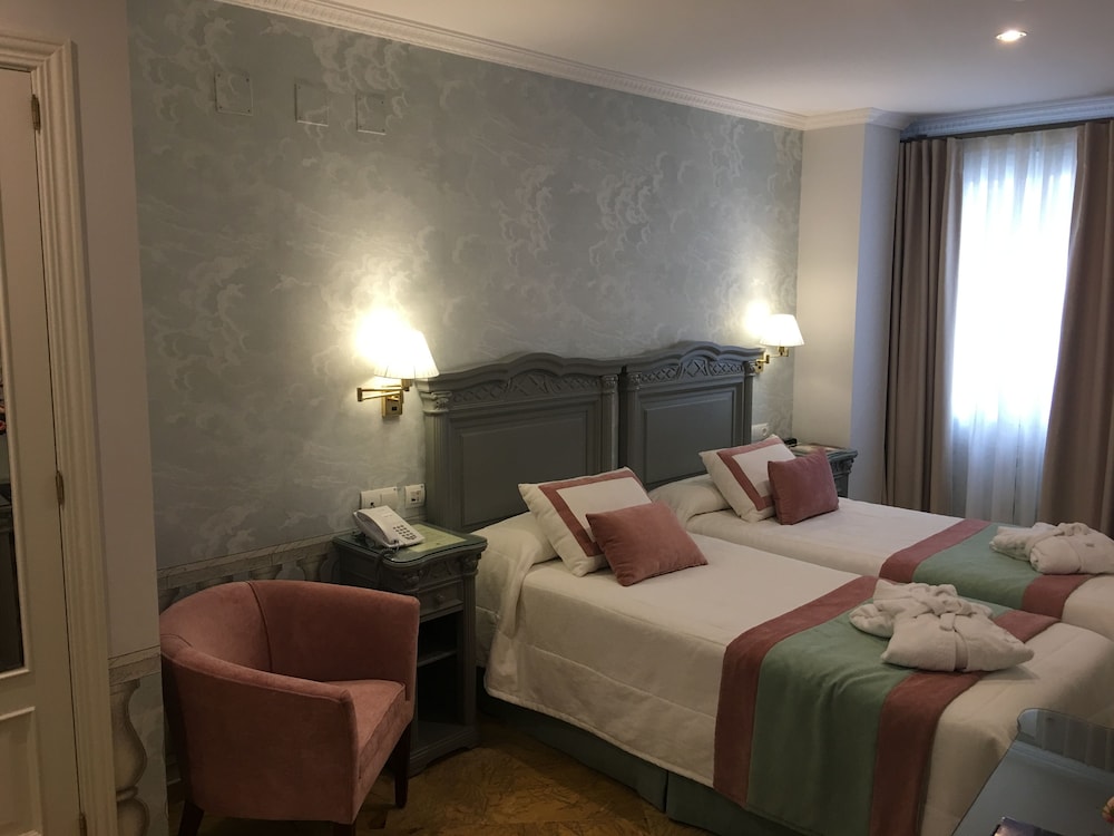Standard Twin Room - Photo 9