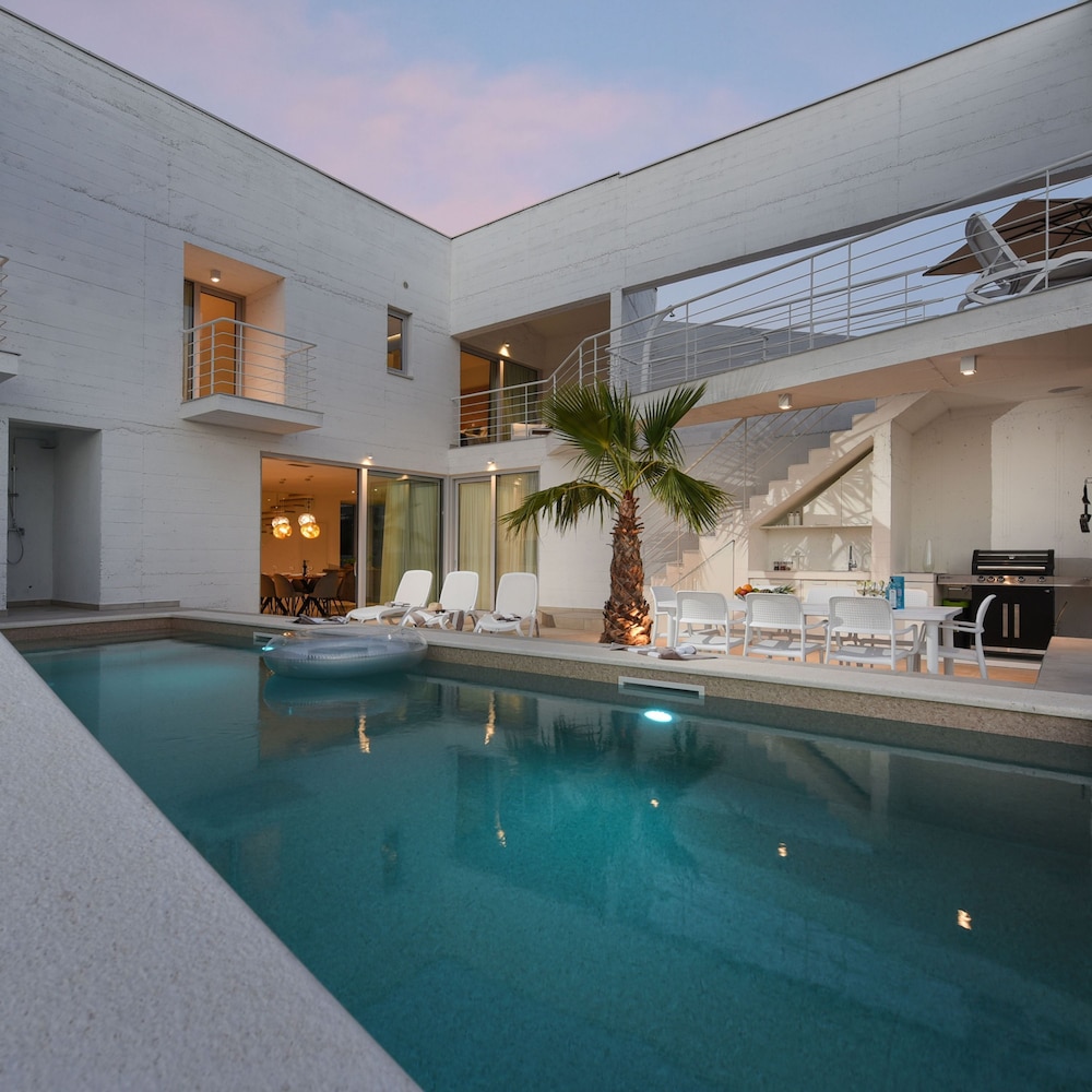 Villa photo 1
