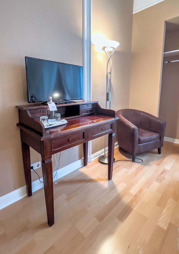 Standard Double Room thumbnail 5