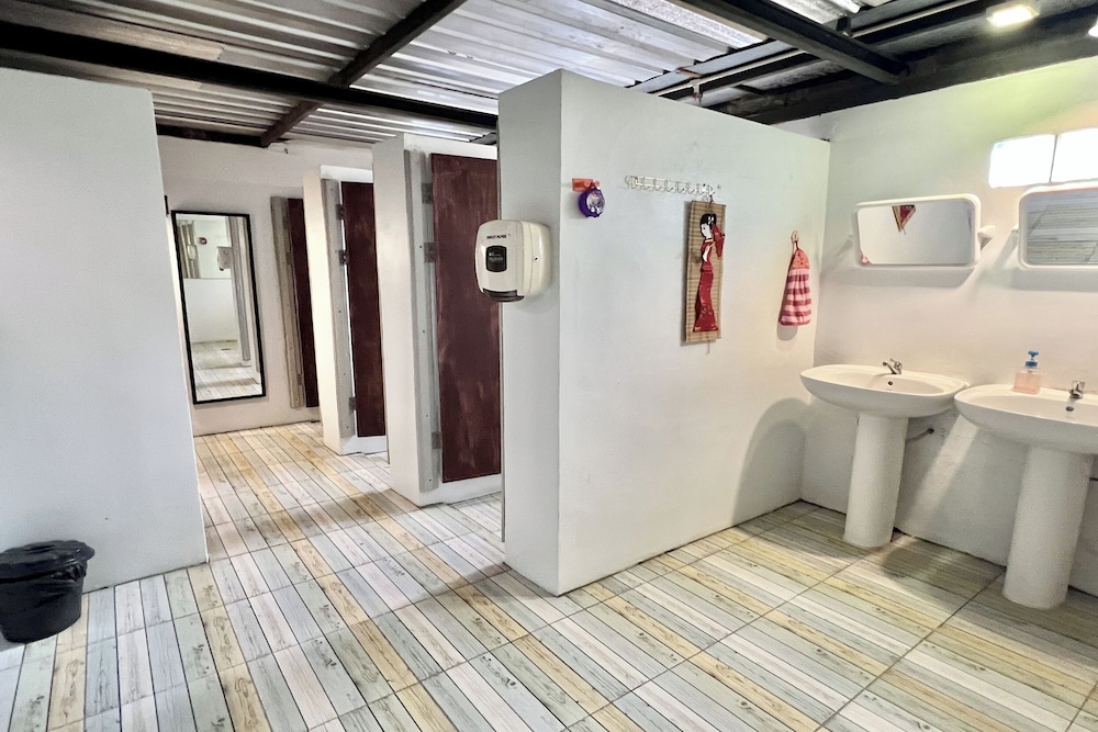 Signature Twin Room, Shared Bathroom photo 3