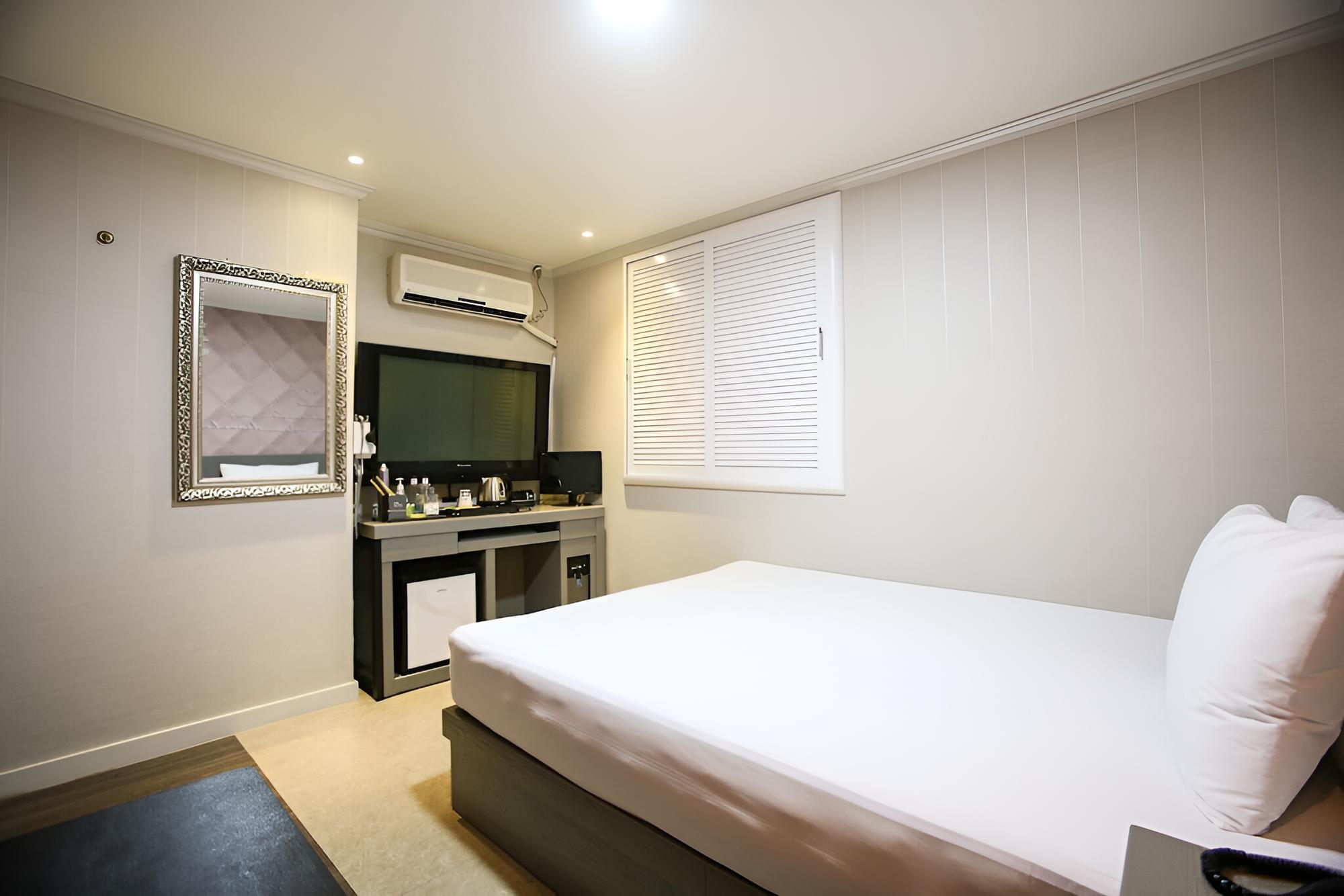 Room (Standard Room A (Free viewing of Netf) - Photo 18