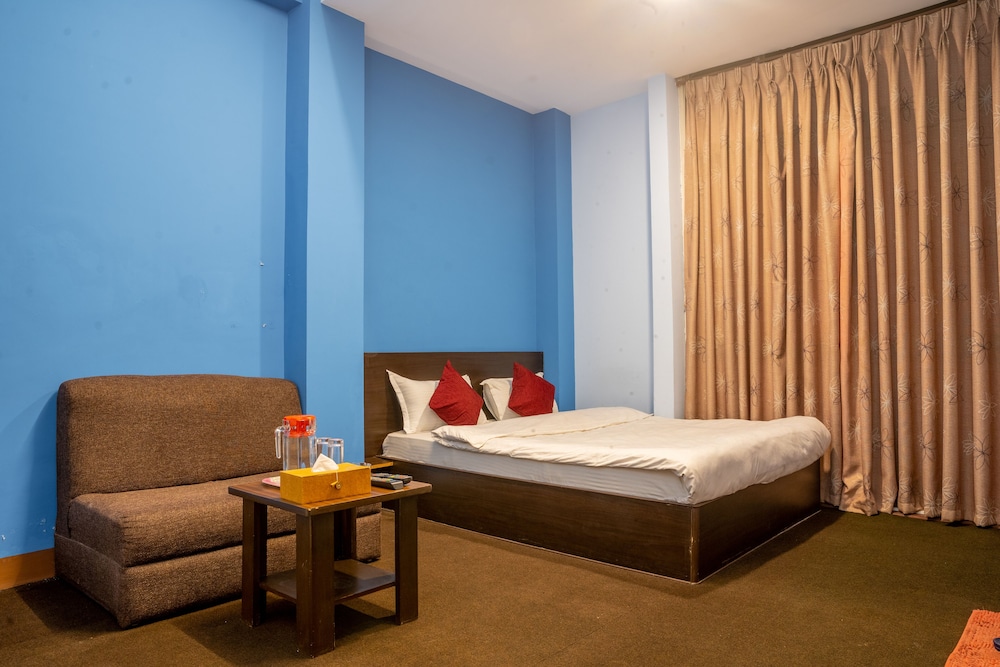 Standard Room, 1 Queen Bed photo 2