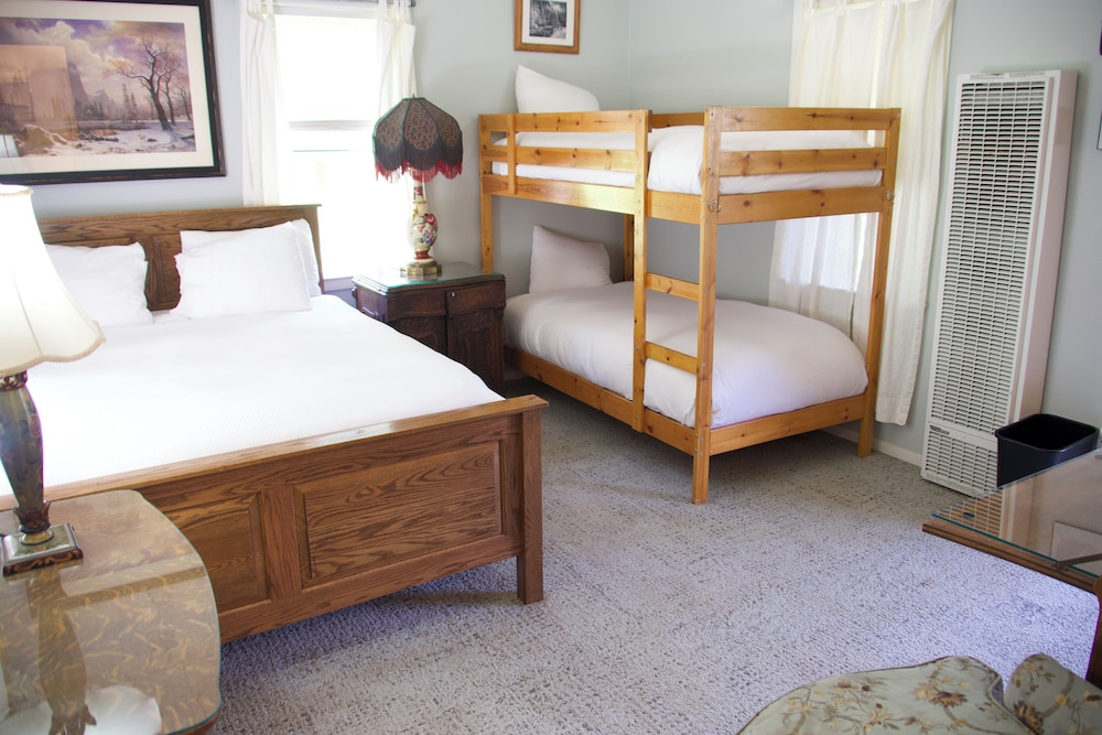 Standard Quadruple Room, Multiple Beds, Mountain View