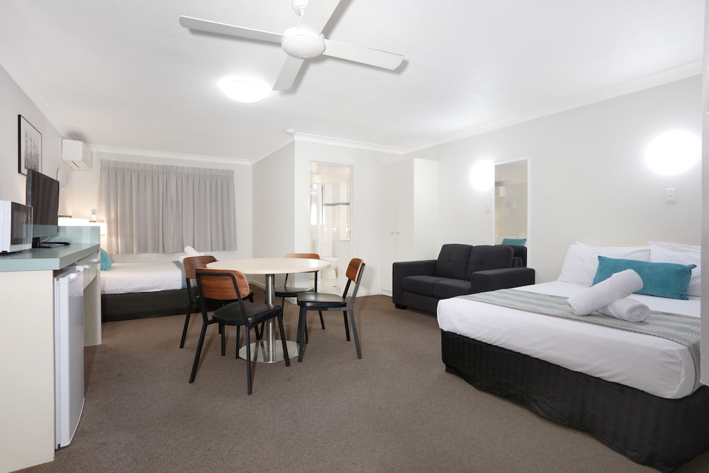 Motel Room (1 Queen Bed + 1 Double Bed) photo 3