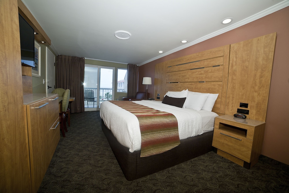 Premier Room, 1 King Bed, Refrigerator & Microwave, Partial Ocean View photo 3
