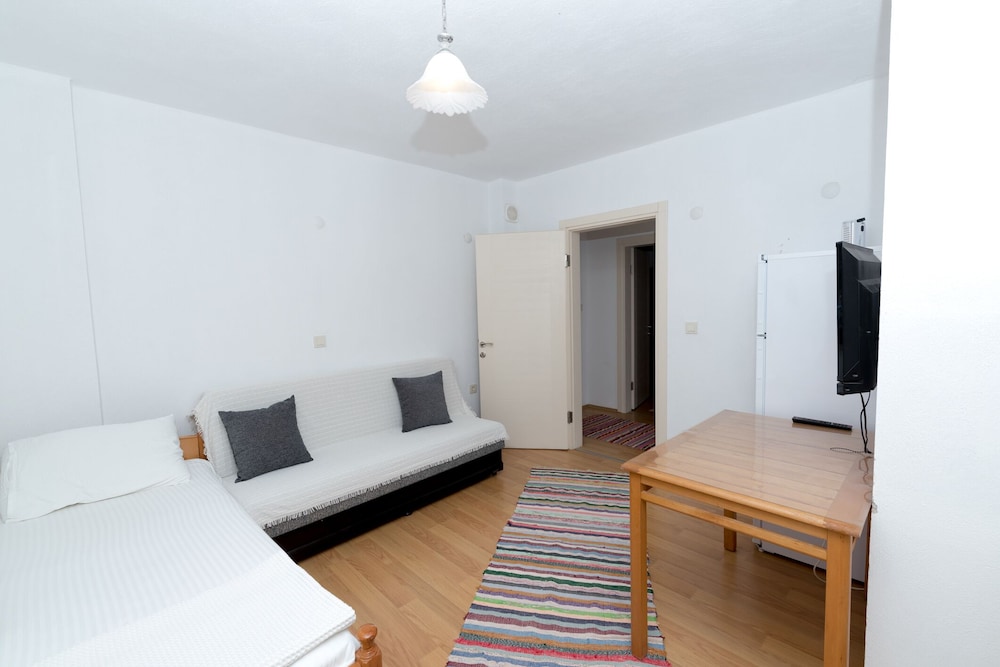 Family Apartment, Multiple Beds, Non Smoking, Garden View photo 2