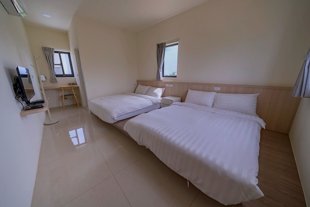 Basic Condo photo 3