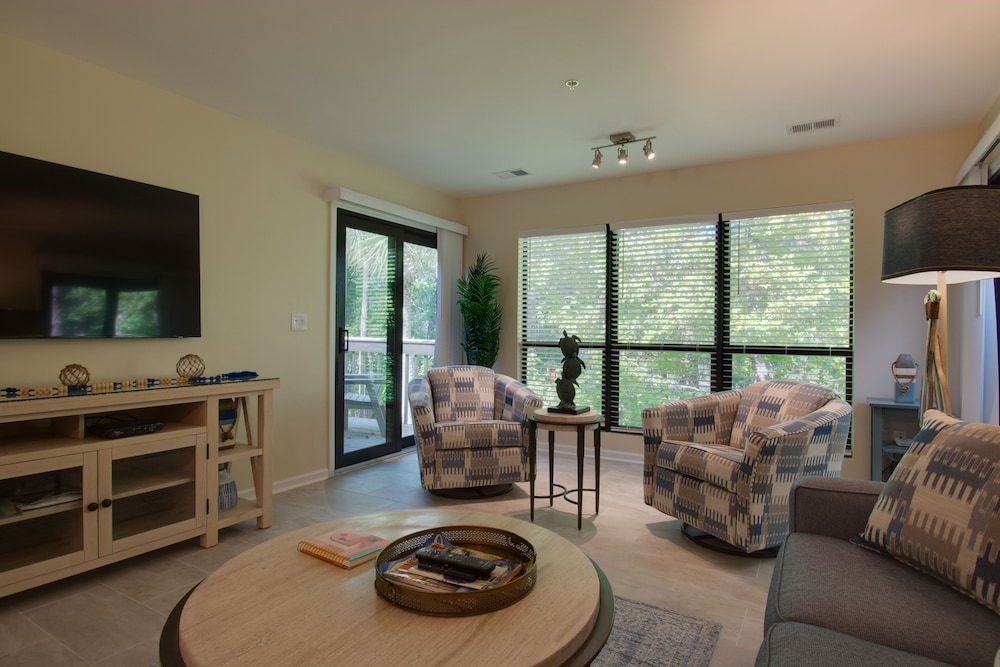 Signature Condo, 2 Bedrooms, Balcony, Lagoon View photo 1