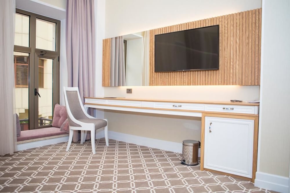 Deluxe Room, 1 King Bed, City View - Photo 5
