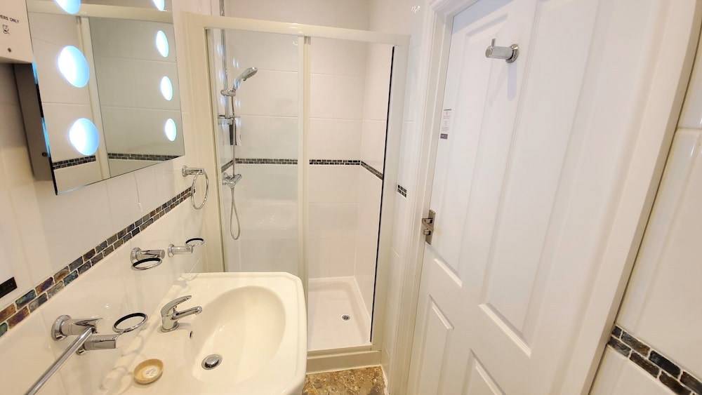 Standard Double Room - Photo 7