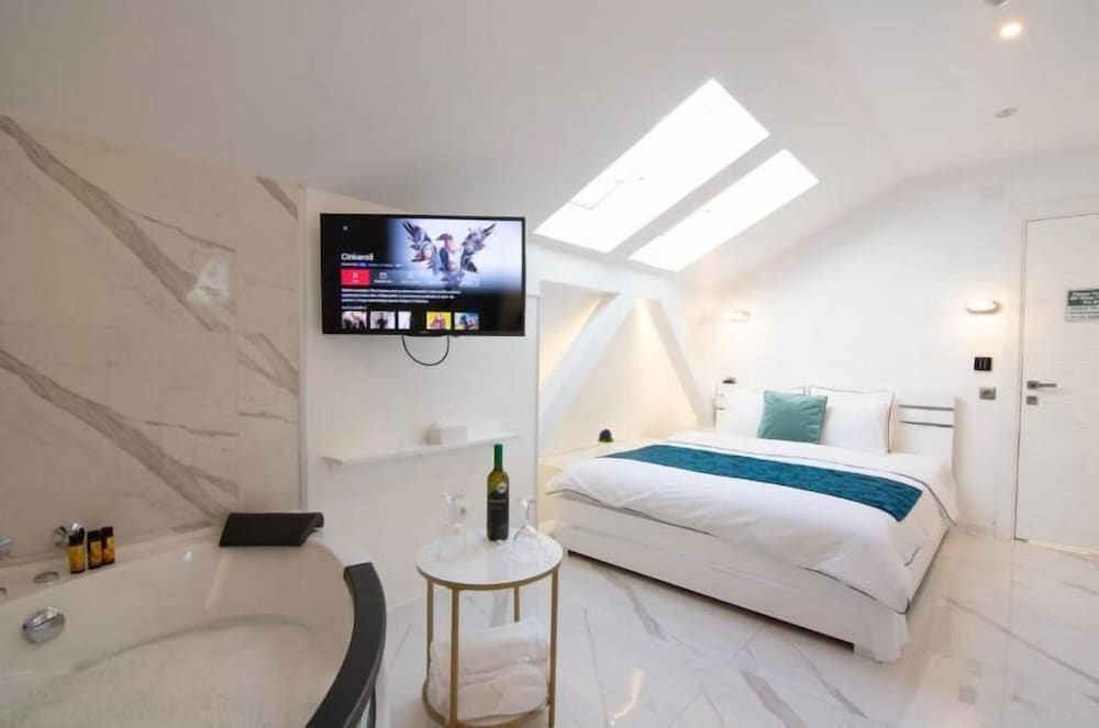 Room, 1 King Bed, Private Bathroom