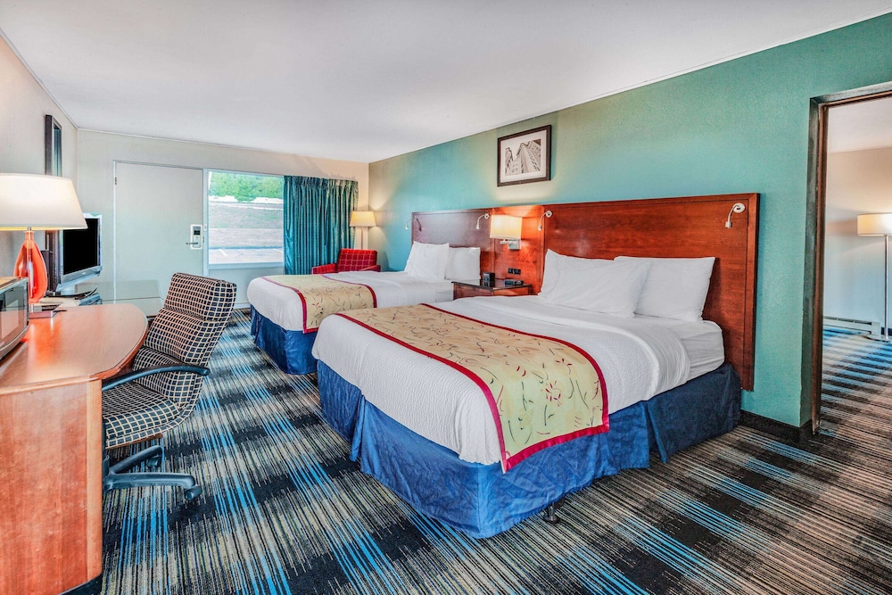 Suite, Multiple Beds, Non Smoking, Balcony (Lakefront View)
