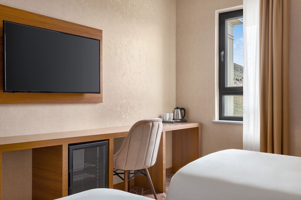 Superior Room, 2 Twin Beds, Smoking - Photo 4