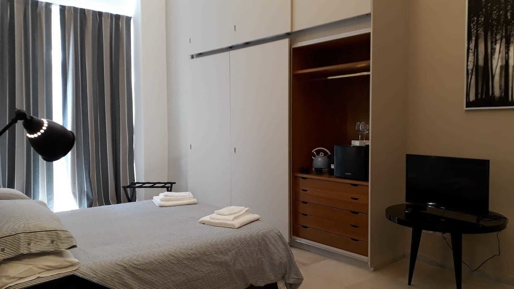Comfort Room, Balcony