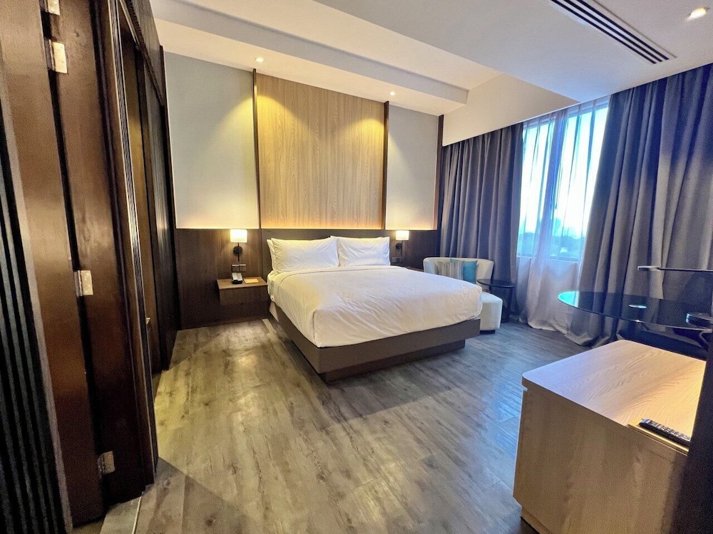 Deluxe Suite, 1 King Bed - Photo 2