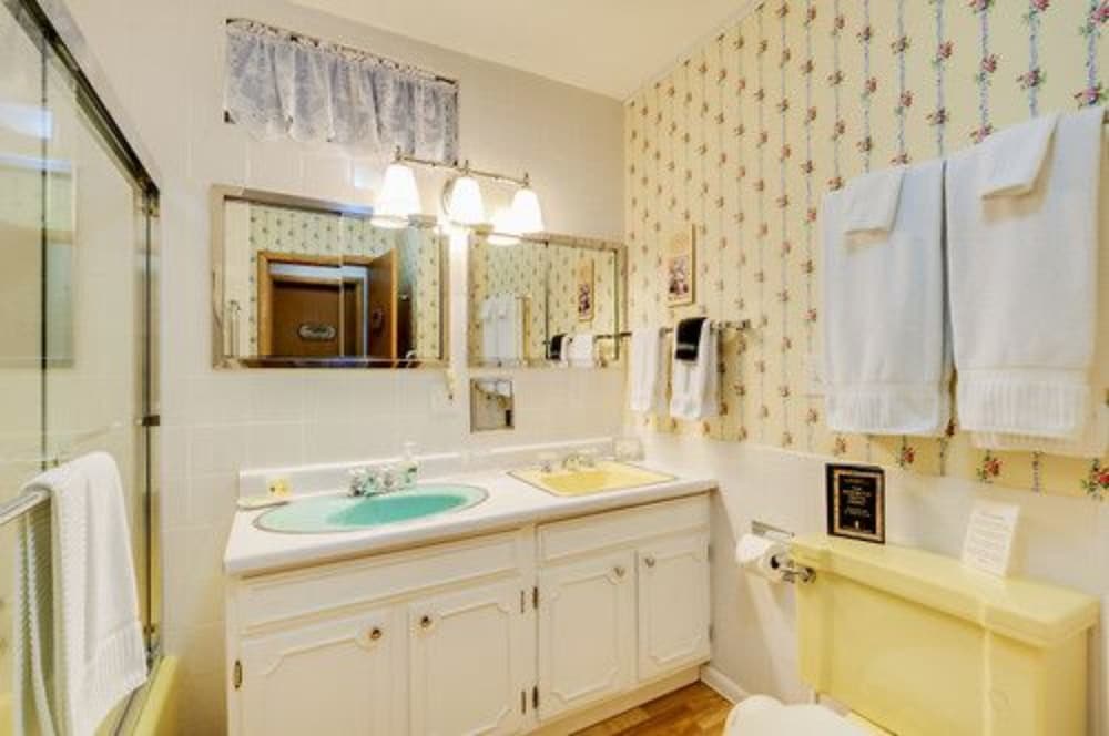 Room, Private Detached Bathroom (Aunt Geraldine's Room) photo 2