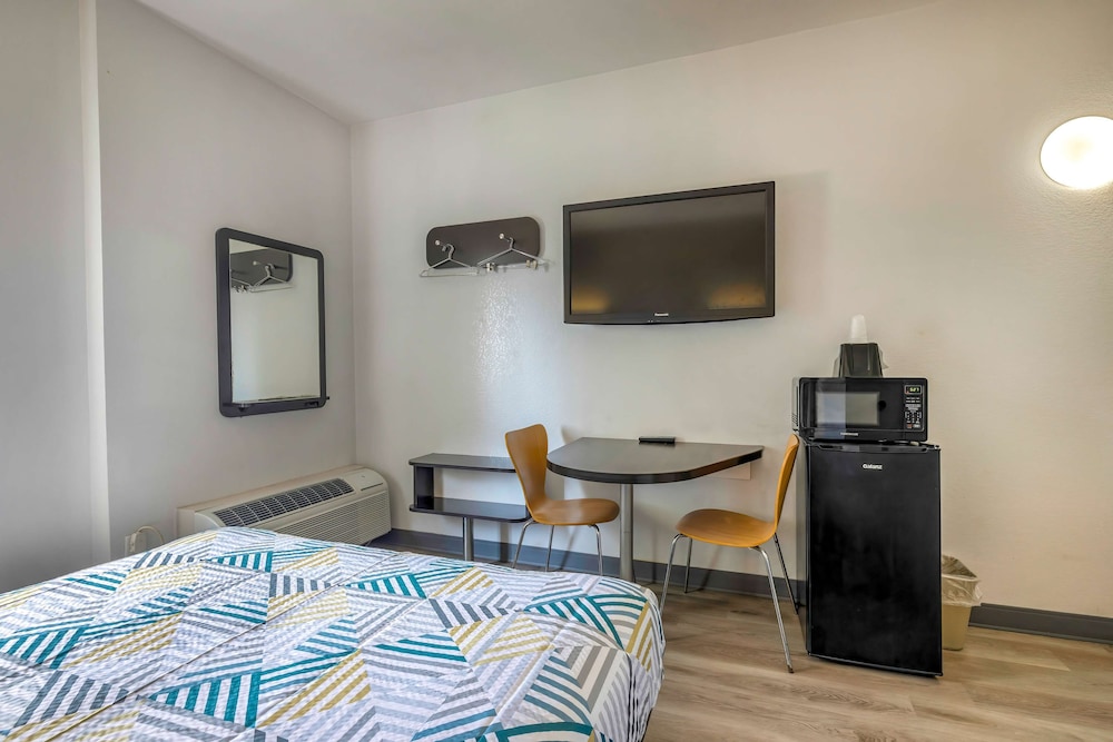 Standard Suite, 1 Queen Bed, Accessible, Non Smoking photo 2
