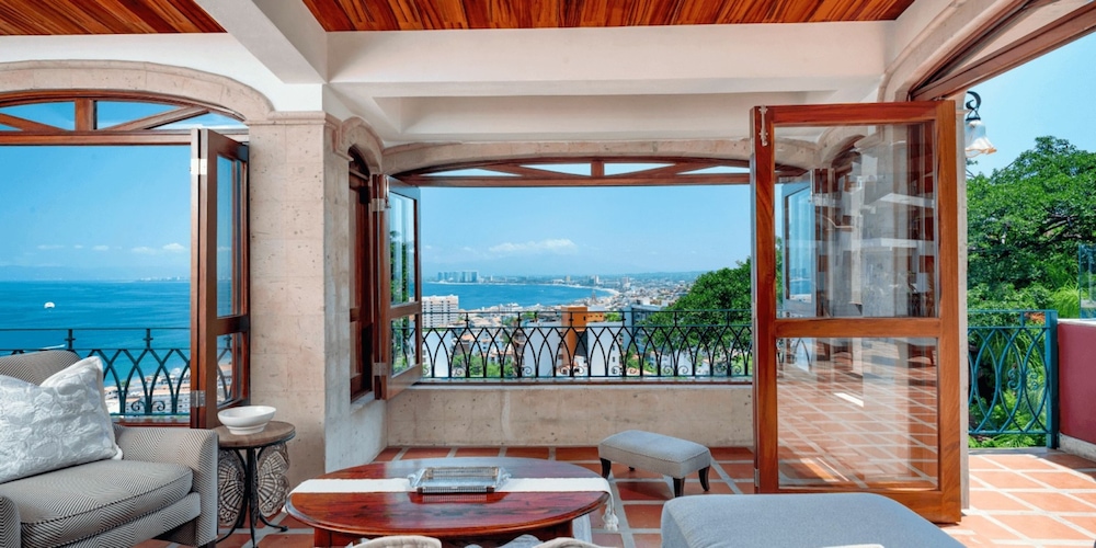 Superior Penthouse, 2 Bedrooms, Hot Tub, Ocean View
