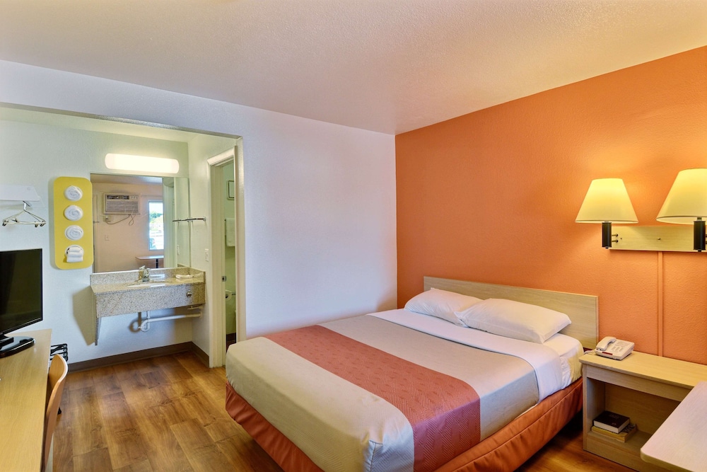 Deluxe Room, 1 Queen Bed, Smoking, Refrigerator & Microwave photo 3