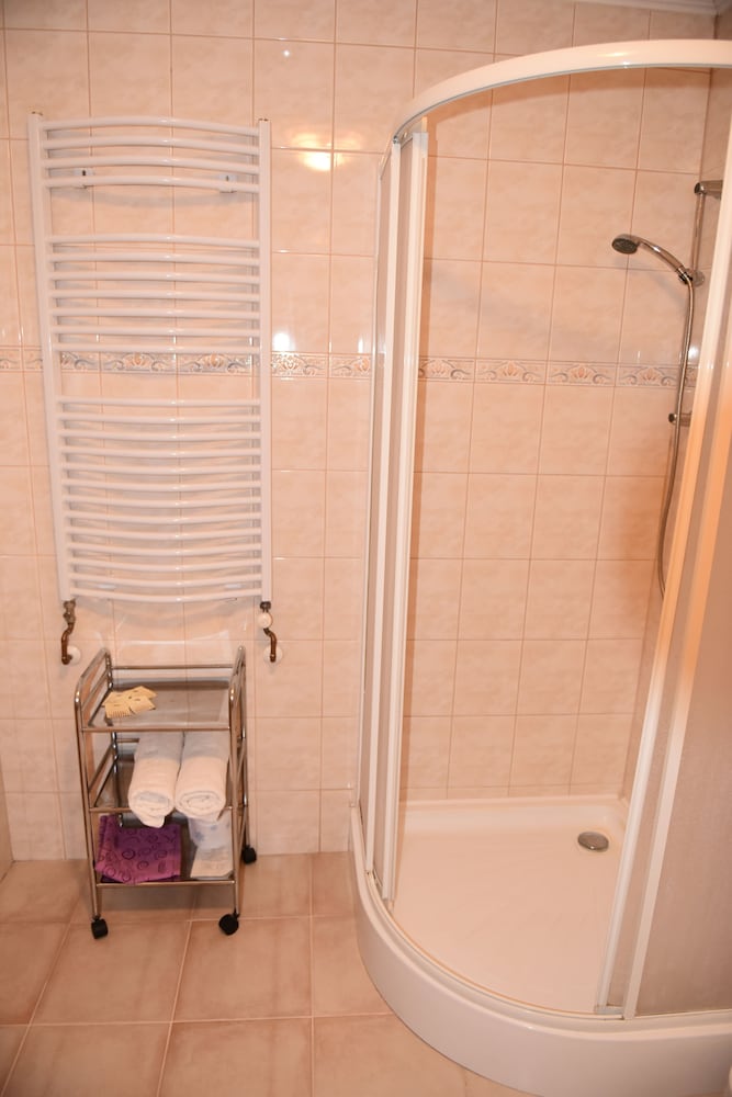 Basic Double Room, 1 King Bed, Non Smoking photo 2