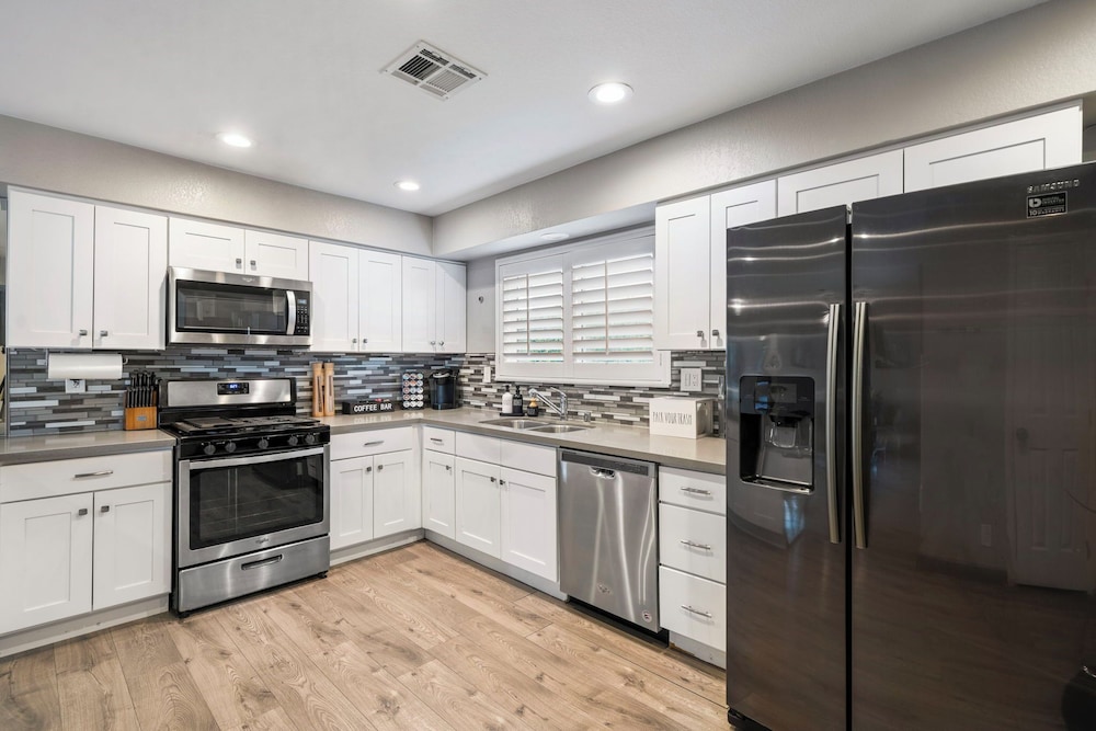 Highly Upgraded 4bd2bath Home With Private Pool, Billede 18