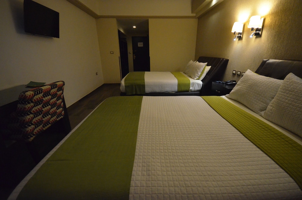 Executive Quadruple Room - Photo 7
