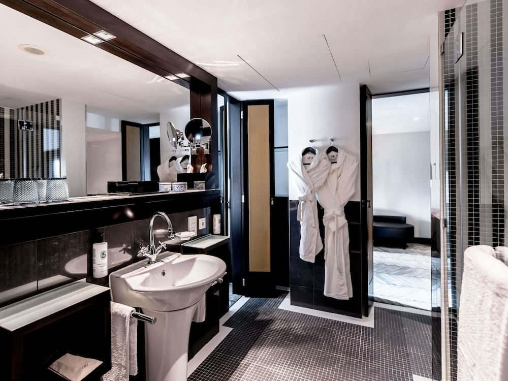 Luxury Twin Room thumbnail 6