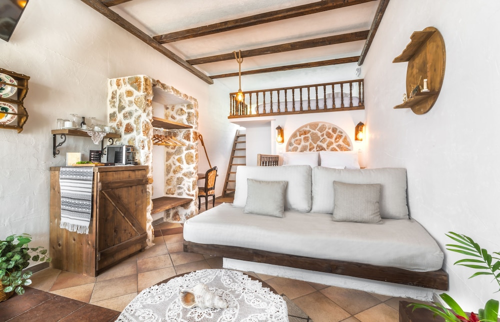 Basic House, 4 Bedrooms, Non Smoking, Private Pool
