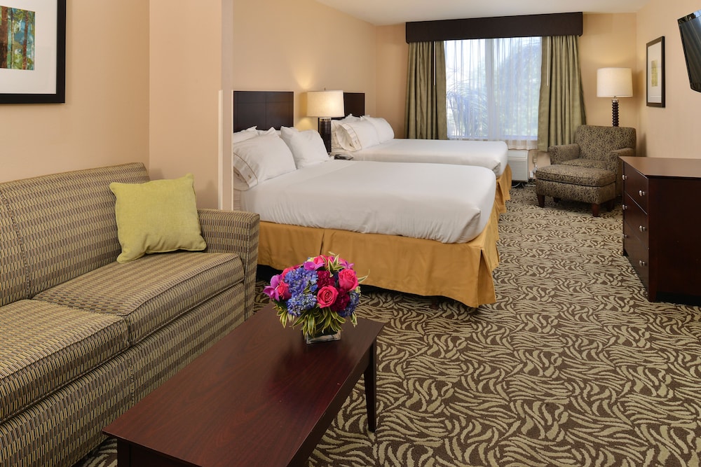 Suite, 2 Queen Beds, Corner - Photo 2