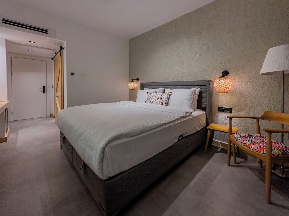 Classic Room, 1 King Bed, Non Smoking, Balcony - Photo 11