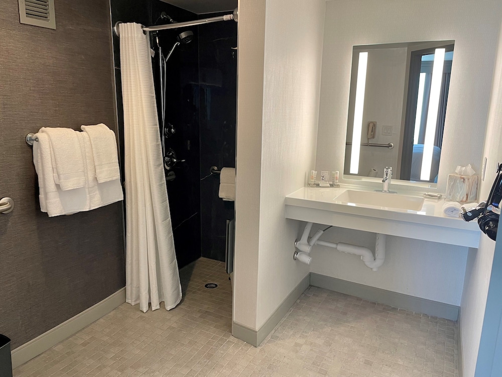 Room, 2 Double Beds (Hearing Accessible) - Photo 12