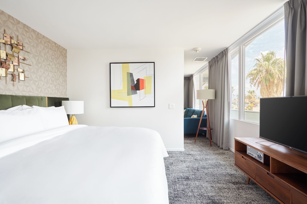 Superior Suite, 1 King Bed, Balcony photo 3