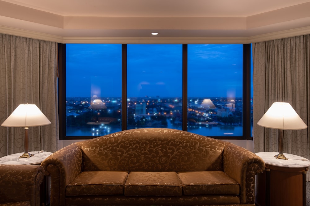Executive Suite River View, Business Lounge Access thumbnail 5