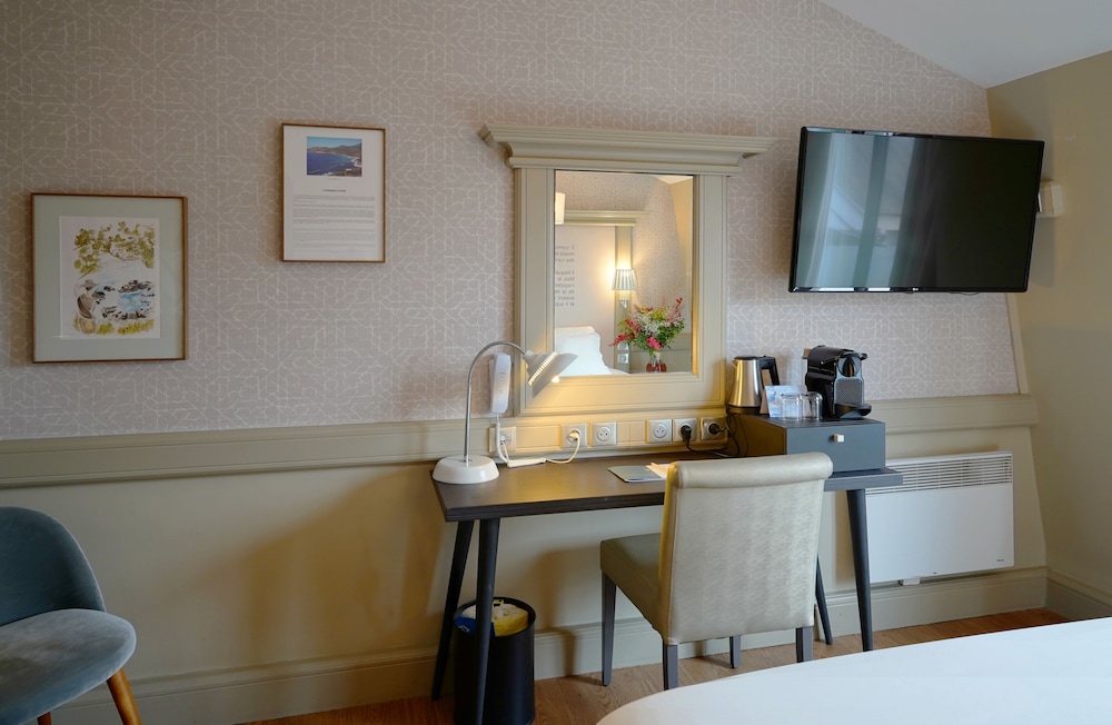 Superior Room, 1 Queen Bed, Balcony, City View (Larger Room) - Photo 3