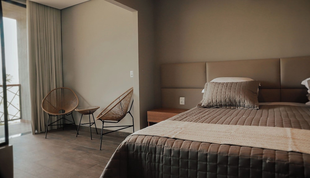 Deluxe Room, 1 King Bed, Jetted Tub photo 2