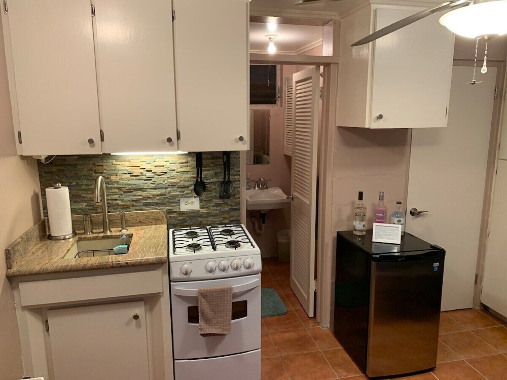 Studio Suite, 1 Queen Bed, Kitchenette, Mountain View photo 3