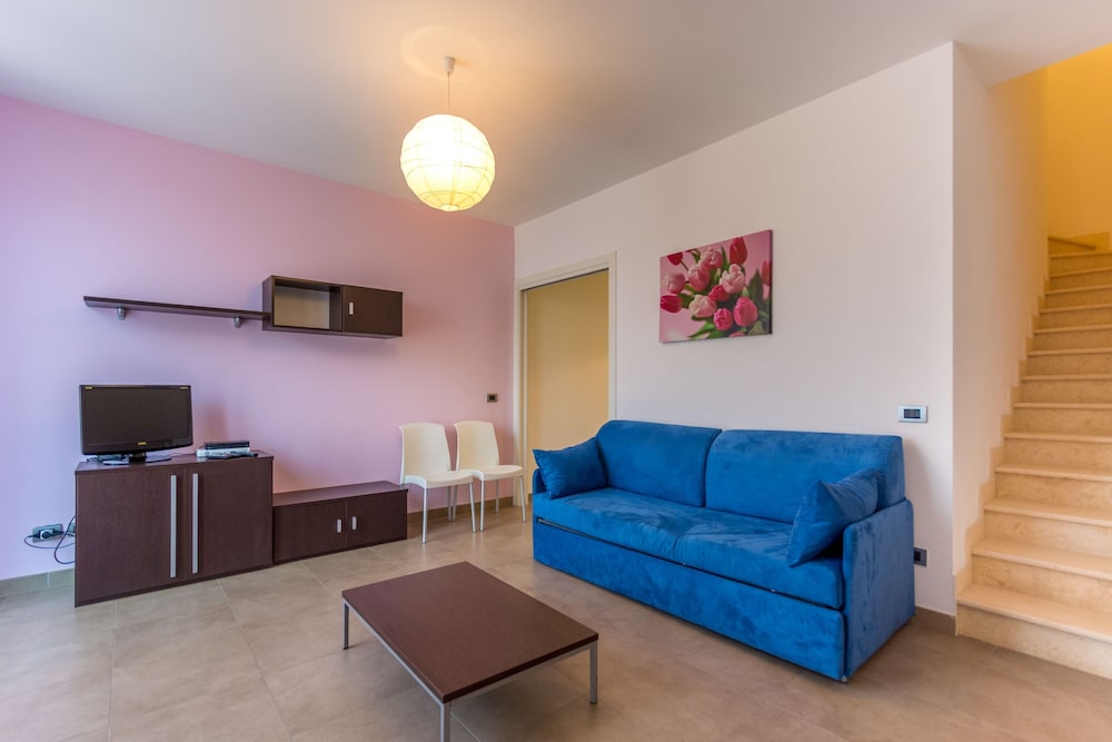 Family Townhome, 2 Bedrooms, 2 Bathrooms, Sea Facing (Albarella Maisonette S3M 3) photo 2