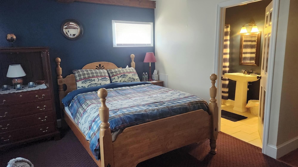 Comfort Room, 1 Queen Bed, Non Smoking, Pool Access (Room 9)