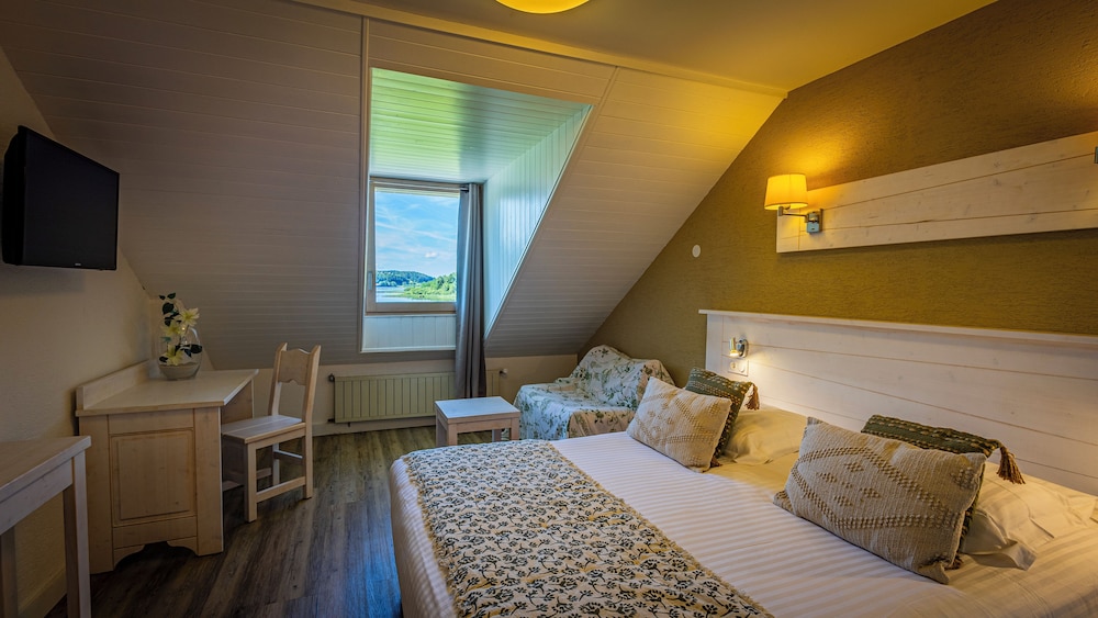 Chambre double, mansardée, vue lac photo 1