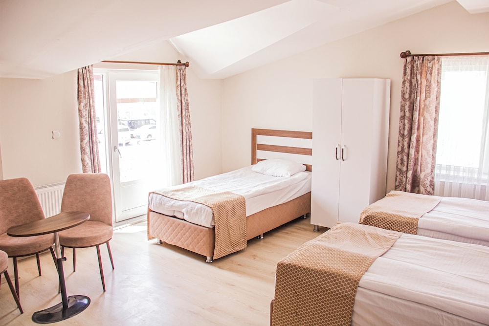 Basic Triple Room photo 3