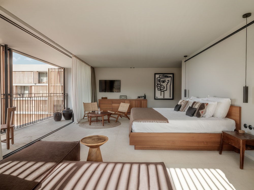 Deluxe Suite, Balcony
