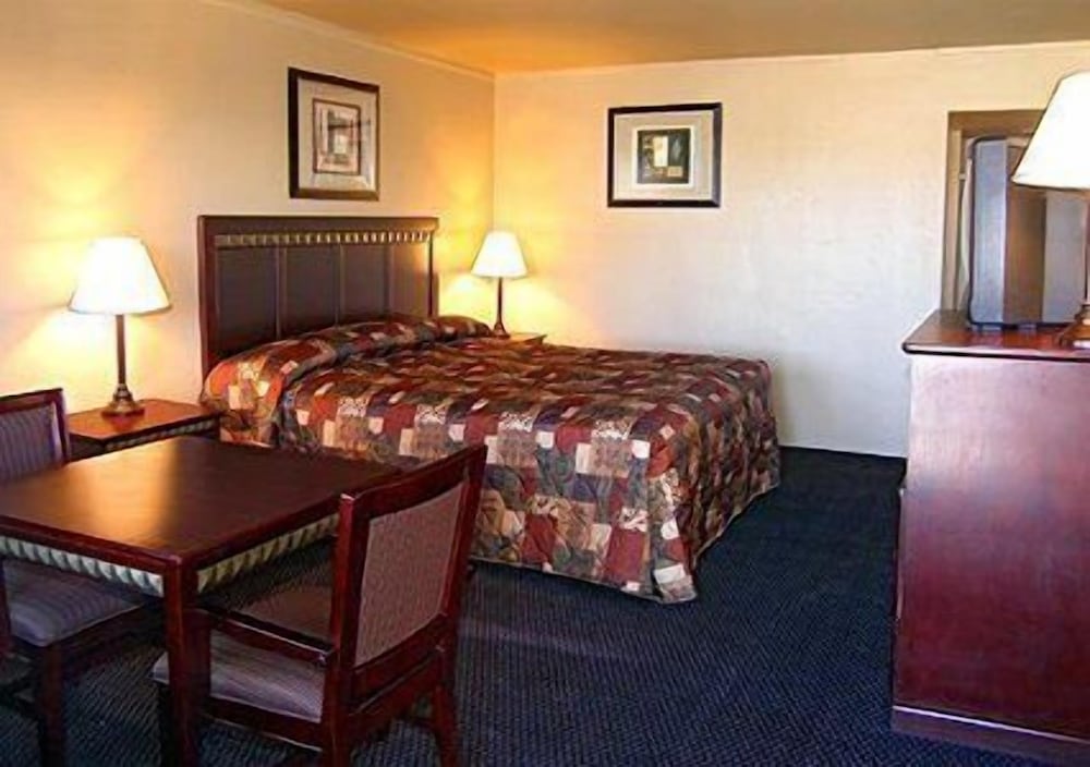 Standard Room, 1 King Bed, Non Smoking - Photo 1